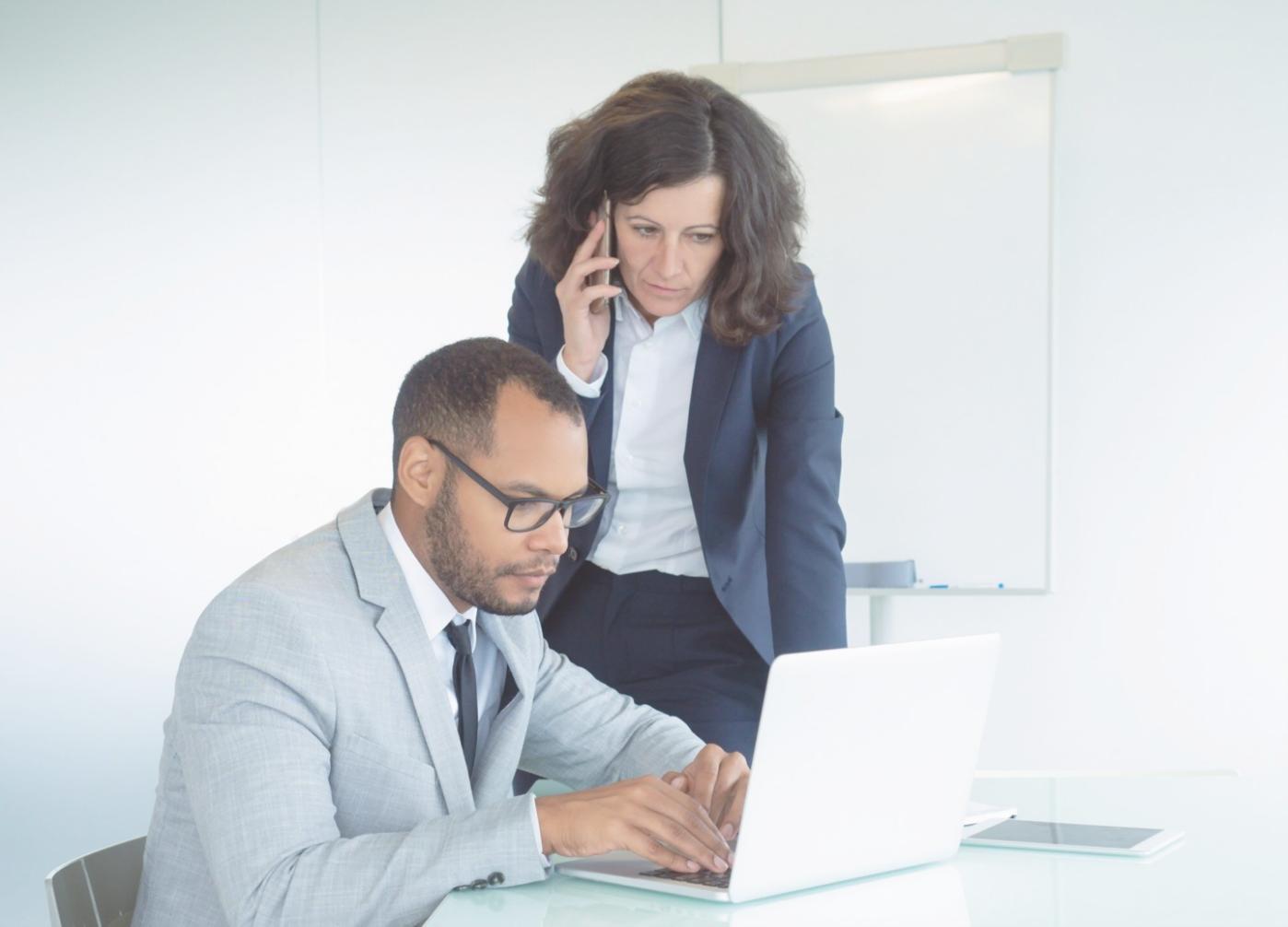 Consultor financiero revisando documentos con cliente en oficina moderna