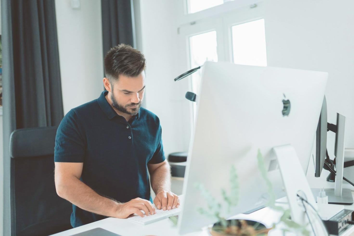 Equipo de asesores financieros trabajando en estrategias de ahorro personalizadas